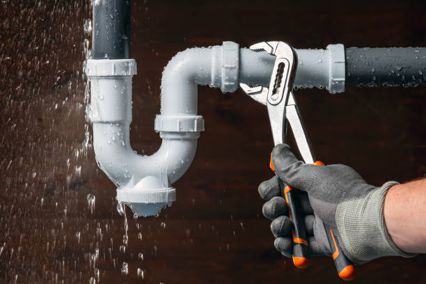 Professional Emergency Plumber technician working in Minooka, IL